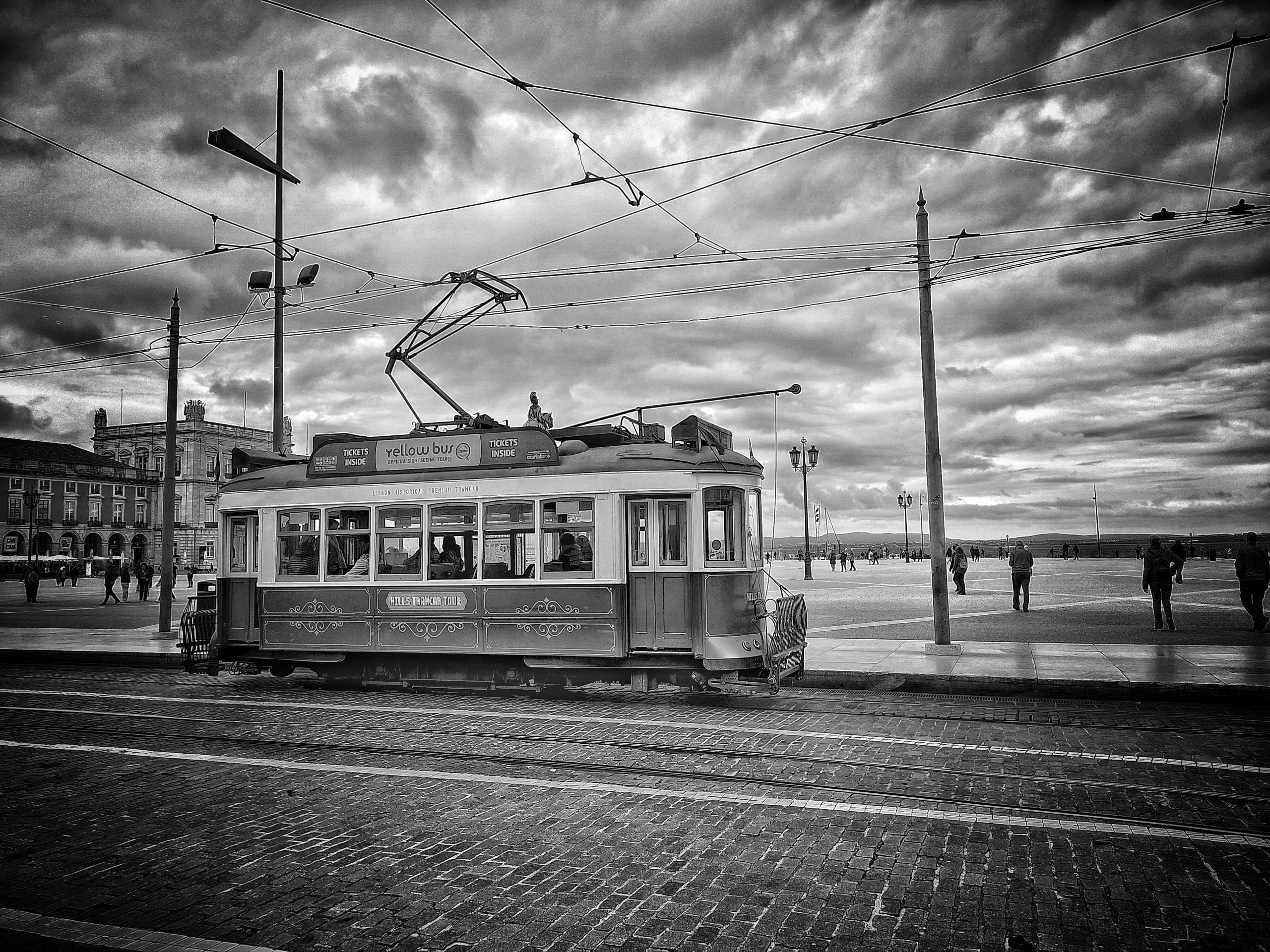 Tram on Praça de Comercio - Wooden Photo Wall Art - Imagen 3