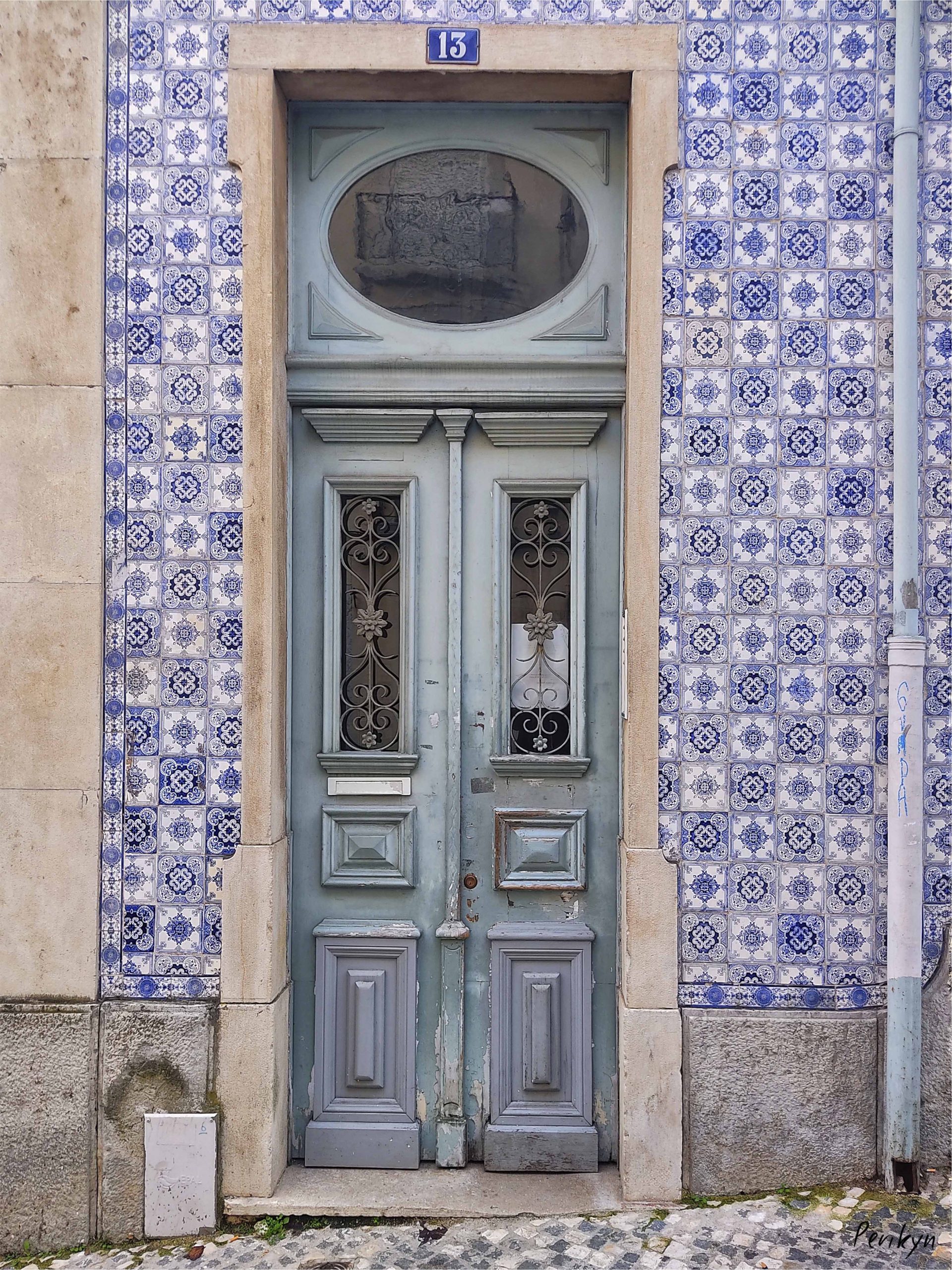 Grey door Mouraria - Wooden Photo Wall Art - Imagen 3